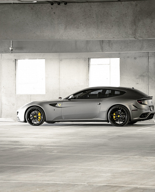 Фото дисков NF8 Черный глянец на Ferrari GTC4Lusso