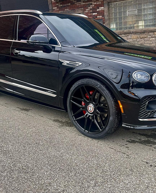 Фото дисков Bogota Черный глянец на Bentley Bentayga