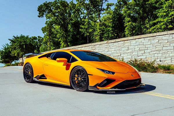Фото дисков Strasse Wheels SV10M Deep Concave FS Черный глянец на Lamborghini Huracan
