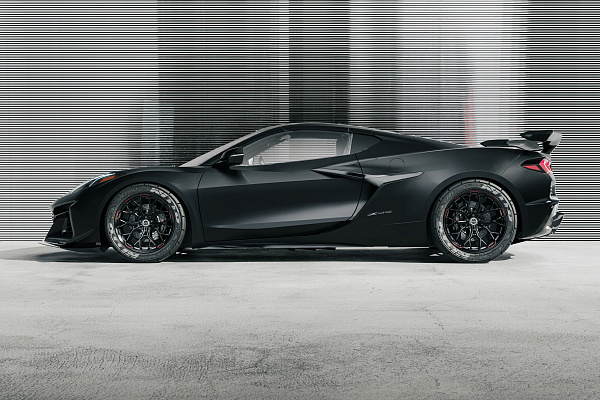 Фото дисков Brixton Forged PF13 R / RS Черный глянец на Chevrolet Corvette C8