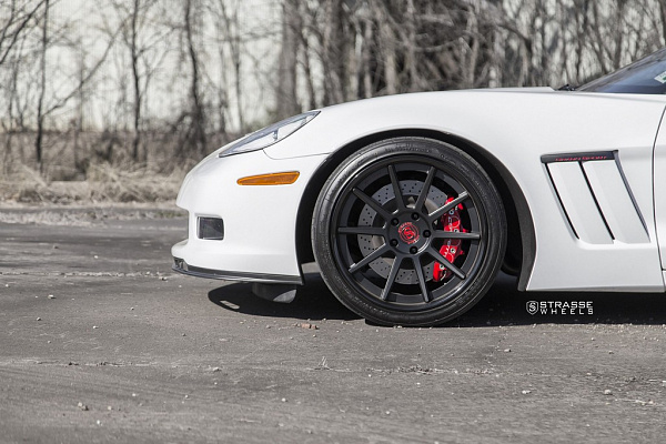 Фото дисков Strasse Wheels R10 Deep Concave Черный сатин на Chevrolet Corvette C6