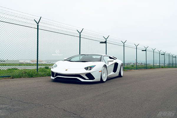 Фото дисков 1886 Wheels S009 Белый глянец на Lamborghini Aventador