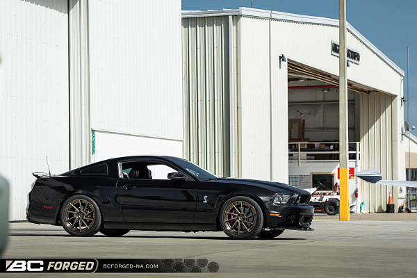 Фото дисков BC Forged HCA210 Сатиновая бронза на Ford Mustang V