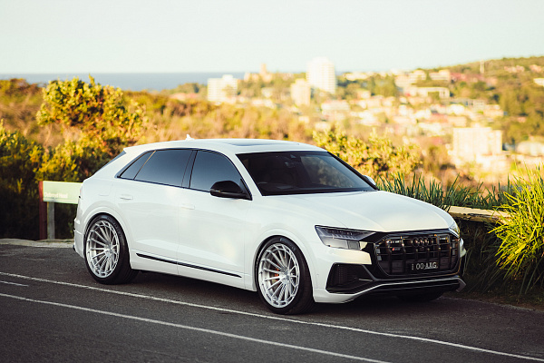 Фото дисков Strasse Wheels SV15FF Deep Concave Duoblock Глянцевый лак на Audi Q8