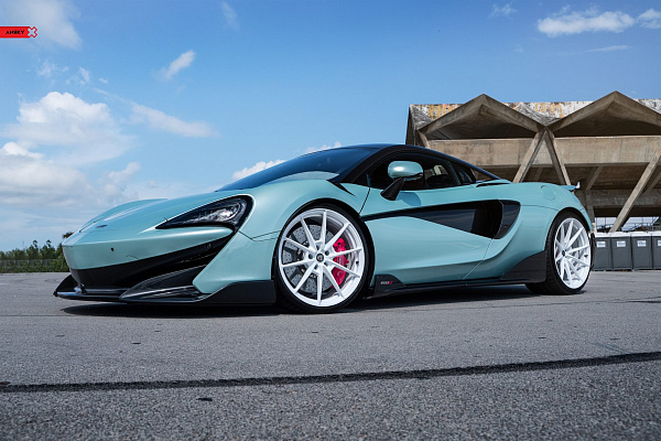 Фото дисков Anrky AN18 Белый глянец на McLaren 600