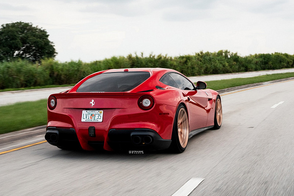 Фото дисков Strasse Wheels SV5 Deep Concave Duoblock Сатиновое золото на Ferrari 812