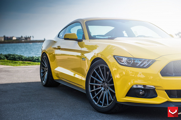 Фото дисков Vossen VFS-2 Глянцевый графит на Ford Mustang VI