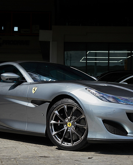 Фото дисков P204 Глянцевый темный лак на Ferrari Portofino