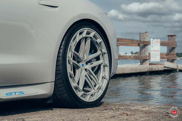 Фото дисков Vossen LC3-03T Глянцевый графит на Porsche Taycan I