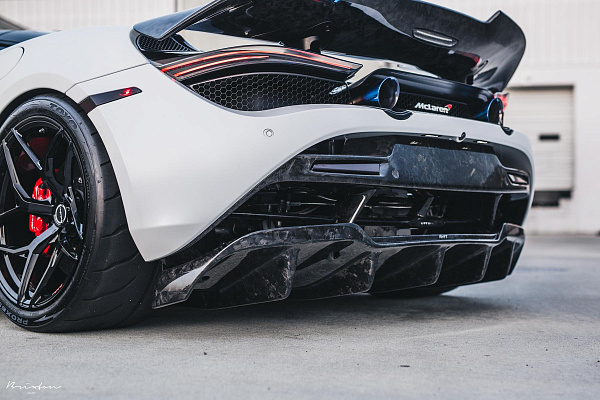 Фото дисков Brixton Forged PF5 Черный глянец на McLaren 720S