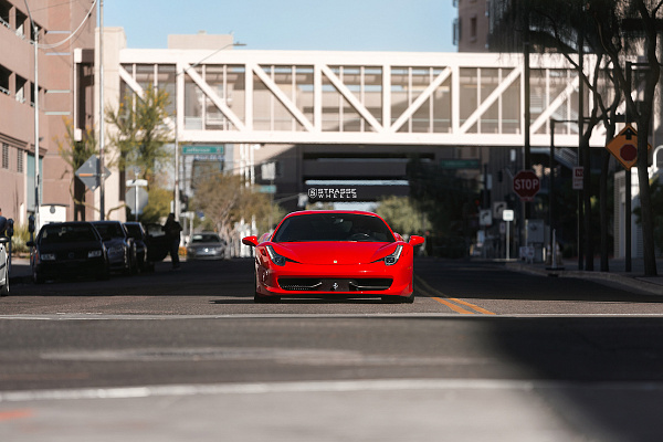 Фото дисков Strasse Wheels SM5R Deep Concave Monoblock Черный глянец на Ferrari 458