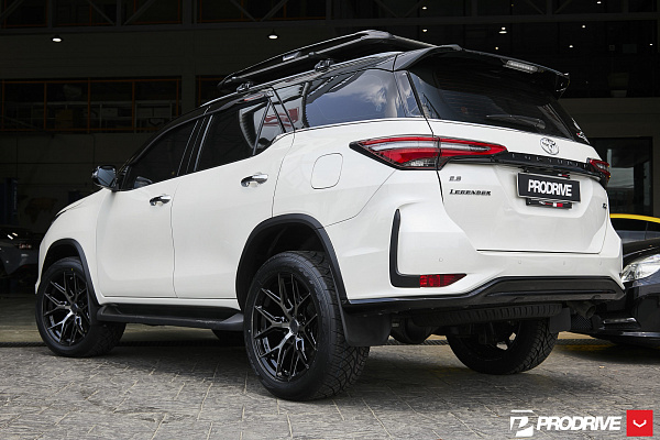 Фото дисков Vossen HF6-4 Глянцевый темный лак на Toyota Fortuner II