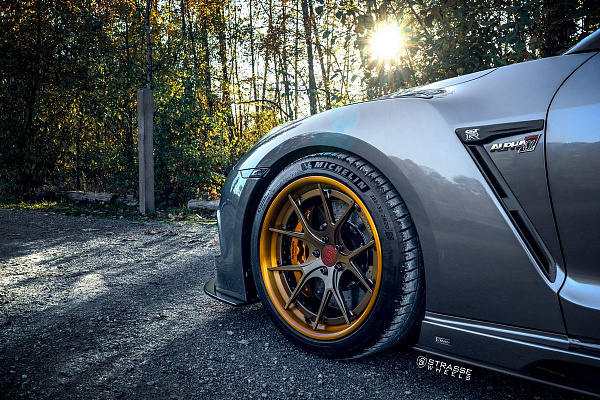 Фото дисков Strasse Wheels SM5R Deep Concave FS Другой цвет на Nissan GT-R