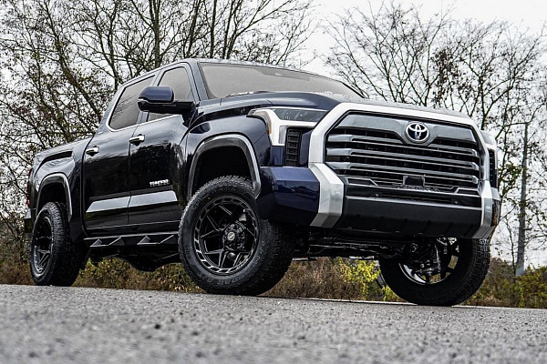 Фото дисков 4PLAY 4P55 Черный глянец на Toyota Tundra III