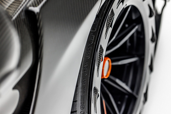 Фото дисков Brixton Forged R11-R Aerotech Черный сатин на McLaren 720S
