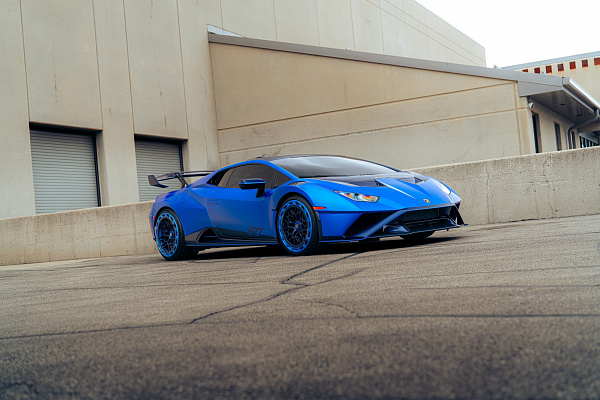 Фото дисков Brixton Forged FDE06 Aerotech Синий сатин на Lamborghini Huracan