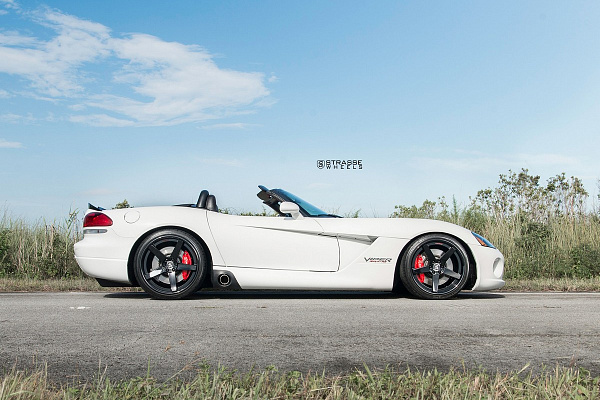Фото дисков Strasse Wheels S5 Deep Concave Черный глянец на Dodge Viper