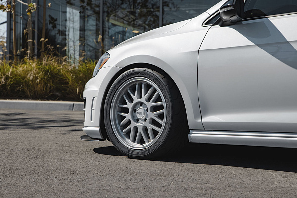 Фото дисков Motegi Racing MR144 M9 Серебро на Volkswagen Golf VII