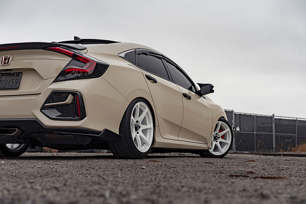 Фото дисков Motegi Racing MR154 BATTLE Белый глянец на Honda Civic Type R FK8
