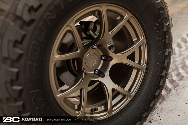 Фото дисков BC Forged RZ05 Сатиновая бронза на Jeep Wrangler III (JK)