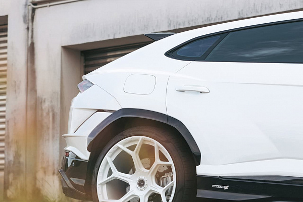 Фото дисков Brixton Forged MW03 Белый глянец на Lamborghini Urus