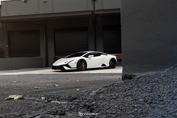 Фото дисков Anrky AN22 Черный глянец на Lamborghini Huracan