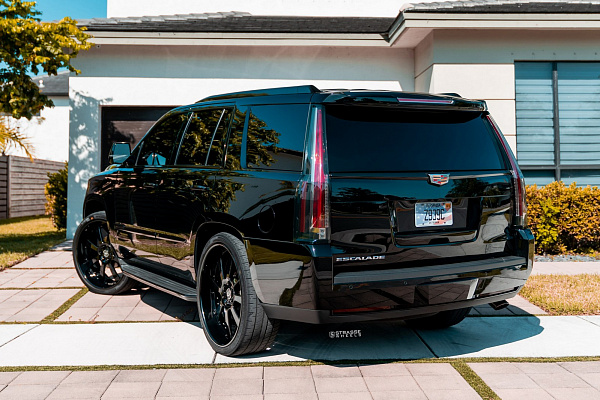 Фото дисков Strasse Wheels T8 Signature Черный глянец на Cadillac Escalade III