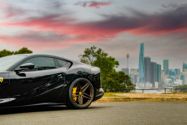Фото дисков HRE P107SC Сатиновая бронза на Ferrari 812