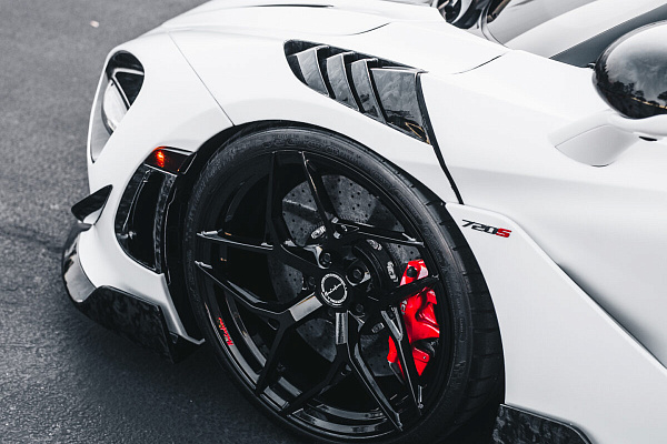 Фото дисков Brixton Forged PF5 Черный глянец на McLaren 720S