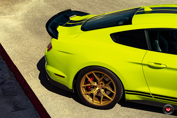 Фото дисков Vossen S21-01 Сатиновое золото на Ford Mustang VI