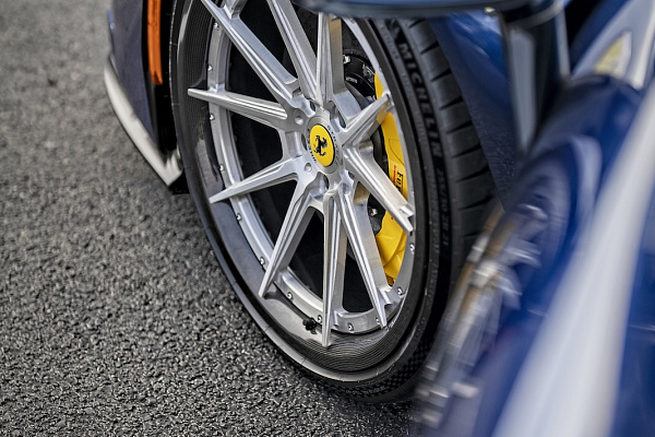 Фото дисков Strasse Wheels SV10 Track Сатиновый лак на Ferrari SF90