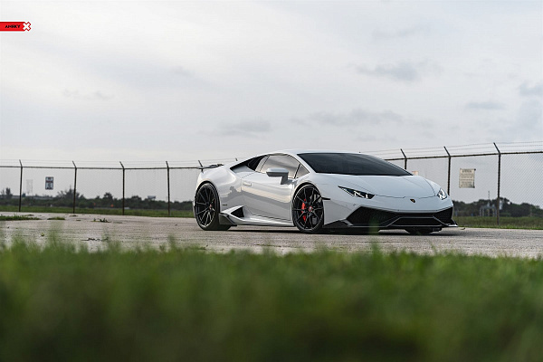 Фото дисков Anrky AN12 Черный глянец на Lamborghini Huracan