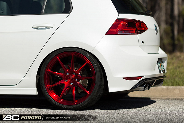 Фото дисков BC Forged RZ39 Красный глянец на Volkswagen Golf VII