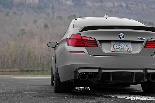 Фото дисков Strasse Wheels SM5R Deep Concave Monoblock Черный глянец на BMW 5/M5 (F10)