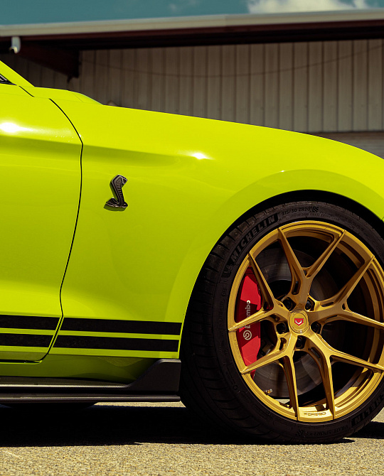 Фото дисков S21-01 Сатиновое золото на Ford Mustang VI