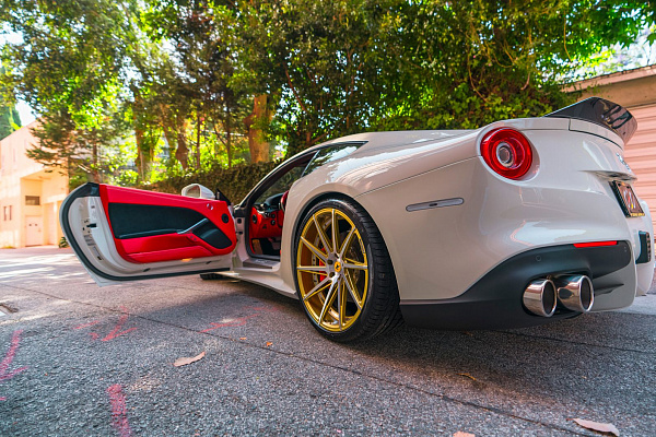 Фото дисков CEC C26 Глянцевое золото на Ferrari F12