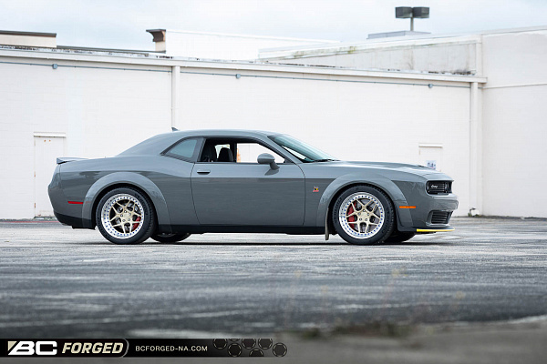 Фото дисков BC Forged LE53 // MLE53 Глянцевая шампань на Dodge Challenger III