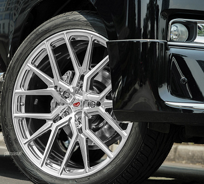Фото дисков Vossen M-X3 на Toyota Land Cruiser 200