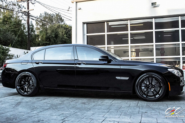 Фото дисков CEC C882 Черный глянец на BMW 7 (F01/F02/F04)