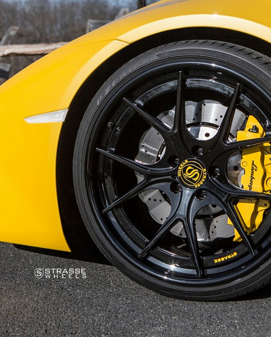 Фото дисков SM5R Deep Concave FS Черный глянец на Lamborghini Huracan