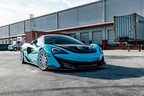 Фото дисков Anrky RS1 Белый глянец на McLaren 600