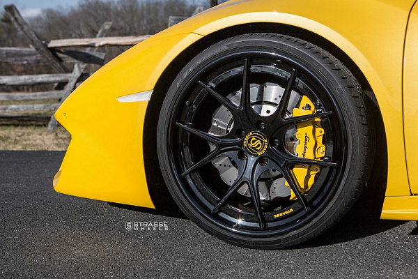 Фото дисков Strasse Wheels SM5R Deep Concave FS Черный глянец на Lamborghini Huracan