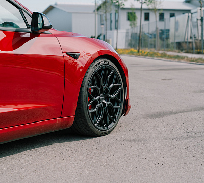 Фото дисков Vossen HF-2 на Tesla Model 3