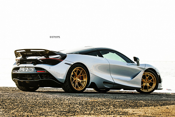 Фото дисков Strasse Wheels SM5R Deep Concave FS Сатиновое золото на McLaren 720S