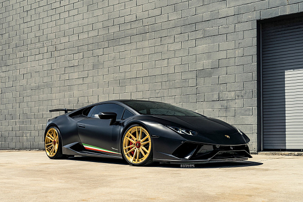 Фото дисков Strasse Wheels SV12 Deep Concave Duoblock Сатиновое золото на Lamborghini Huracan