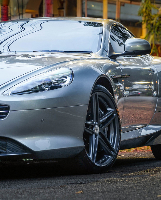 Фото дисков VFS-5 Глянцевый графит на Aston Martin DB 9 