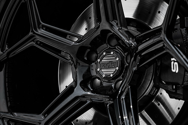 Фото дисков Radi8 R804 Черный глянец на Audi Q8