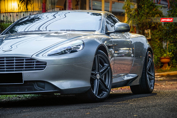 Фото дисков Vossen VFS-5 Глянцевый графит на Aston Martin DB 9 