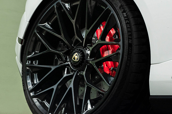 Фото дисков HRE P200 Черный глянец на Lamborghini Huracan
