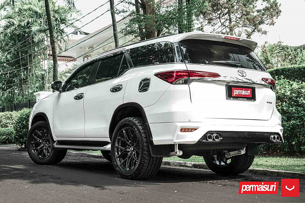 Фото дисков Vossen HF6-4 Черный глянец на Toyota Fortuner II